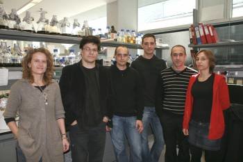Seis de los investigadores de la Pompeu Fabra que han creado el sistema celular. (Foto: Archivo)