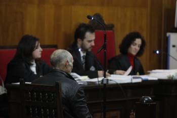 El acusado, ante su abogada, el letardo de la Xunta y la fiscal. (Foto: Xesús Fariñas)