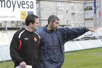 Fonsi Valverde da indicaciones a Manuel Pérez. (Foto: Miguel Angel)