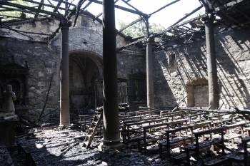 Estado en el que quedó el interior de la capilla tras el incendio del pasado julio.