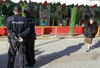 Dos agentes de policía realizan tareas de vigilancia en una calle de Madrid.