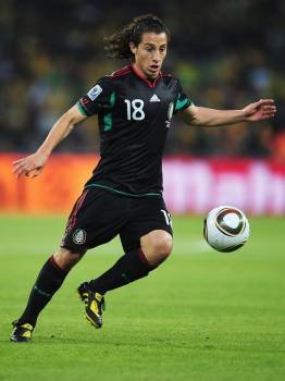 Andrés Guardado, en un partido con México.