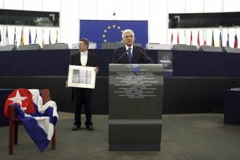 El presidente del Parlamento Europeo, Jarzy Buzek, junto a la silla vacía reservada a Fariñas. (Foto: Mathieu)