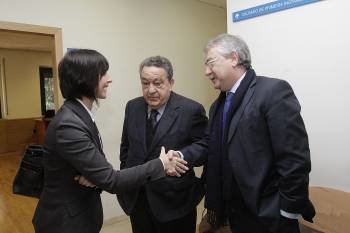 María González saluda al gerente de Urbaourense, José Jesús Cudeiro, en presencia de Emilio Atrio.