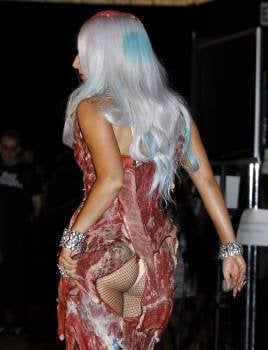 Lady Gaga cubierta de carne
