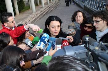 Susana Romero, una de los controladores de Santiago imputados por la Fiscalía, atiende a los medios de comunicación.