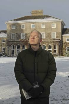 Assange, ante su casa de Londres.