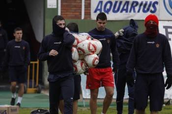 Los jugadores del CD Ourense, ayer justo antes de comenzar el entrenamiento.