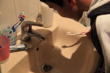 Un niño se lava la boca. (Foto: José Paz)
