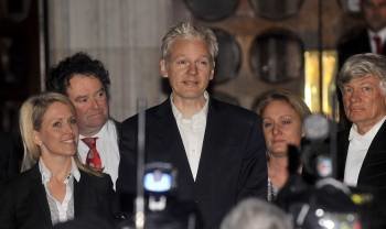 Julian Assange, tras quedar en libertad provisional. (Foto: Andy Rain)