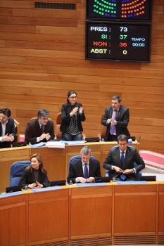 Los diputados populares aplauden la aprobación de los presupuestos. (Foto: Vicente Pernía)