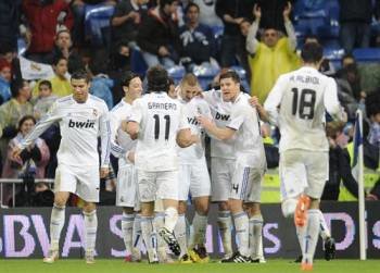 Los jugadores del Real Madrid felicitándose tras uno de los goles