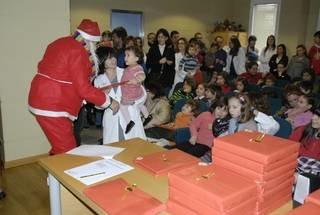 Papa Noel entrega un regalo a uno de los participantes