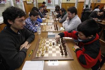 Varios de los ajedrecistas en plena acción. (Foto: Xesús Fariñas)