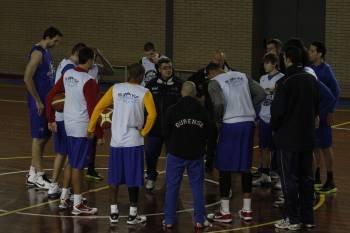 Paco García habla con sus jugadores. (Foto: Xesús Fariñas)