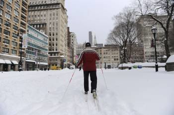 Un hombre pasea con esquíes en Nueva York. (Foto: Andrew Gombert)