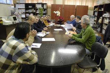 El pizarrista Jesús Vidal, primero por la derecha, en la reunión de la mesa que negocia el convenio. (Foto: L.B.)