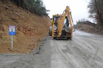 Obras de acondicionamiento en la carretera OU-415, en Doade. (Foto: Martiño Pinal)