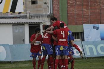 Yebra celebra el primer gol de su equipo. (Foto: Miguel Angel)