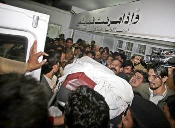 Numerosos seguidores reciben el cadáver de Salman Tasir. (Foto: MD Nadeen)