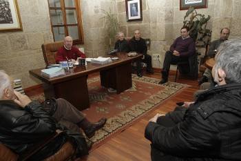 Amil preside la reunion, con Manuel Rúas y Rodicio (curas de la parroquia), Marnotes y Rafael Otero. (Foto: Miguel Angel)