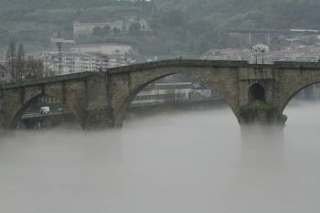 La niebla impedía ver el caudal del Miño a su paso por la ciudad. (Foto: Miguel Angel)