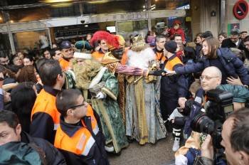 Los Reyes Magos a su llegada a la estación Empalme. (Foto: Martiño Pinal)