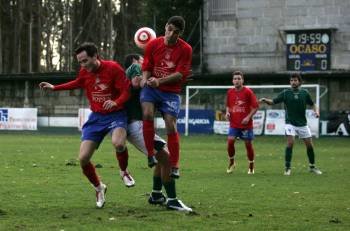 Dos jugadores del Verín presionan a un rival del Arenteiro. (Foto: Marcos Atrio)