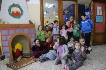 Los alumnos más pequeños del colegio de Boborás. (Foto: Martiño Pinal)
