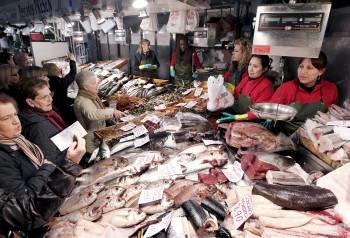 Pescado y marisco en el mercado de Pamplona. (Foto: J.Diges)
