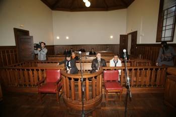 Los tres acusados, Vitor Manuel Dias, y los socios Gerardo Torres y Luis Sánchez Lavandeira.  (Foto: VICENTE ALONSO)