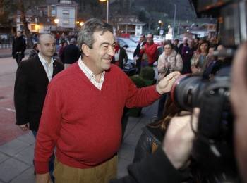 Cascos, a su llegada el pasado domingo a una reunión en el municipio asturiano de Laviana. (Foto: ALBERTO MORANTE)