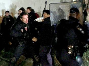 La Policía francesa carga contra los concentrados ante el domicilio de Iraitz Gueselaga. (Foto: JAVIER ETXEZARRETA)
