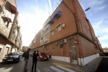 La agresión tuvo lugar en la terraza del edificio que aparece a la derecha de la imagen. (Foto: ISRAEL SÁNCHEZ)