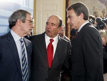 Rodríguez Zapatero, con César Alierta (Telefónica), y Emilio Botín (Santander). (Foto: ÁNGEL DÍAZ)