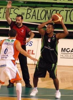 Brown, con el balón, jugando con el Cáceres. (Foto: )