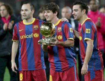 Iniesta, Messi y Xavi, con el Balón de Oro del argentino. (Foto: Toni Albir)