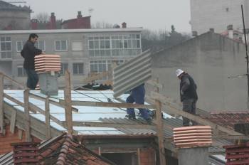 Obreros del sector de la construcción realizan una obra en la ciudad. (Foto: MIIGUEL ÁNGEL)
