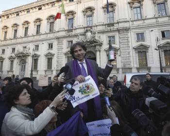 Miembros del movimiento anti-Berlusconi celebran el fallo del Constitucional. (Foto: ALESSANDRO DI MEO)
