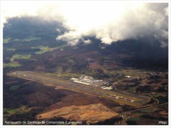 Imagen aérea del aeropuerto compostelano de Lavacolla. (Foto: ARCHIVO)
