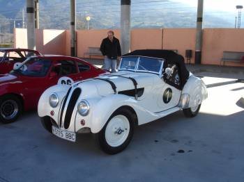 El coche más antiguo del rally es el BMW 328 de 1935, que se desplazó desde Vigo. (Foto: J.C.)