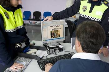 Agentes de Policía inspeccionan el contenido de páginas web en sus ordenadores. (Foto: ARCHIVO)