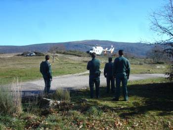 El helicóptero de la Guardia Civil aterriza en el pueblo de Vilaboa, en el Concello de A Veiga. (Foto: J.C.)