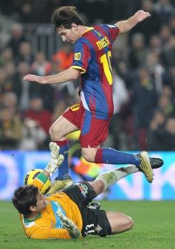 Messi pelea la pelota con el guardameta del Betis Casto, el pasado miércoles en la Copa del Rey.? (Foto: A. DALMAU)