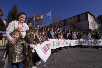 Alumnos, padres y profesores posan tras las pancartas, con el colegio al fondo. (Foto: MARTIÑO PINAL)