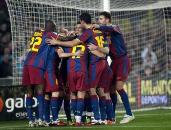 Los jugadores del Barcelona celebran el gol de Iniesta, el 1-0. (Foto: a. garcía)