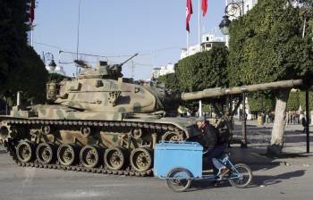 Un carro de combate y soldados montan guardia en la plaza de la Independencia de la capital tunecina. (Foto: STR)