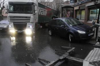 El camión, parado en el inicio de la avenida de Buenos Aires,a la altura de la Praza das Mercedes, al estar un coche mal estacionado. (Foto: MIGUEL ÁNGEL)