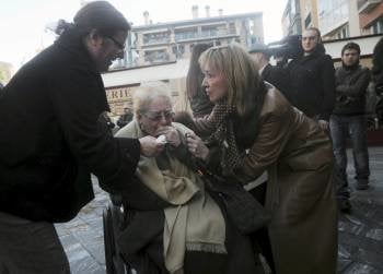 La abuela de Pedro Alberto Cruz, durante la concentración que se celebró en Murcia. (Foto: ISRAEL SÁNCHEZ)