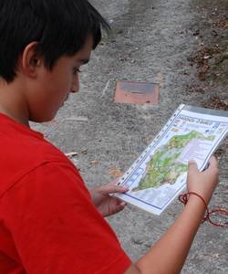 Un joven visualiza un mapa en una prueba de orientación
